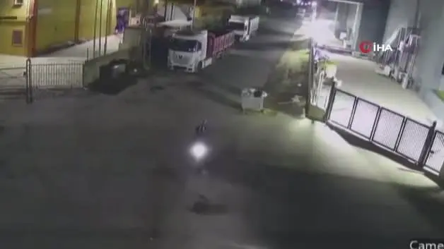 Fabrikaya atmak istediği patlayıcı elinde patlayınca parmağından oldu: O anlar kamerada