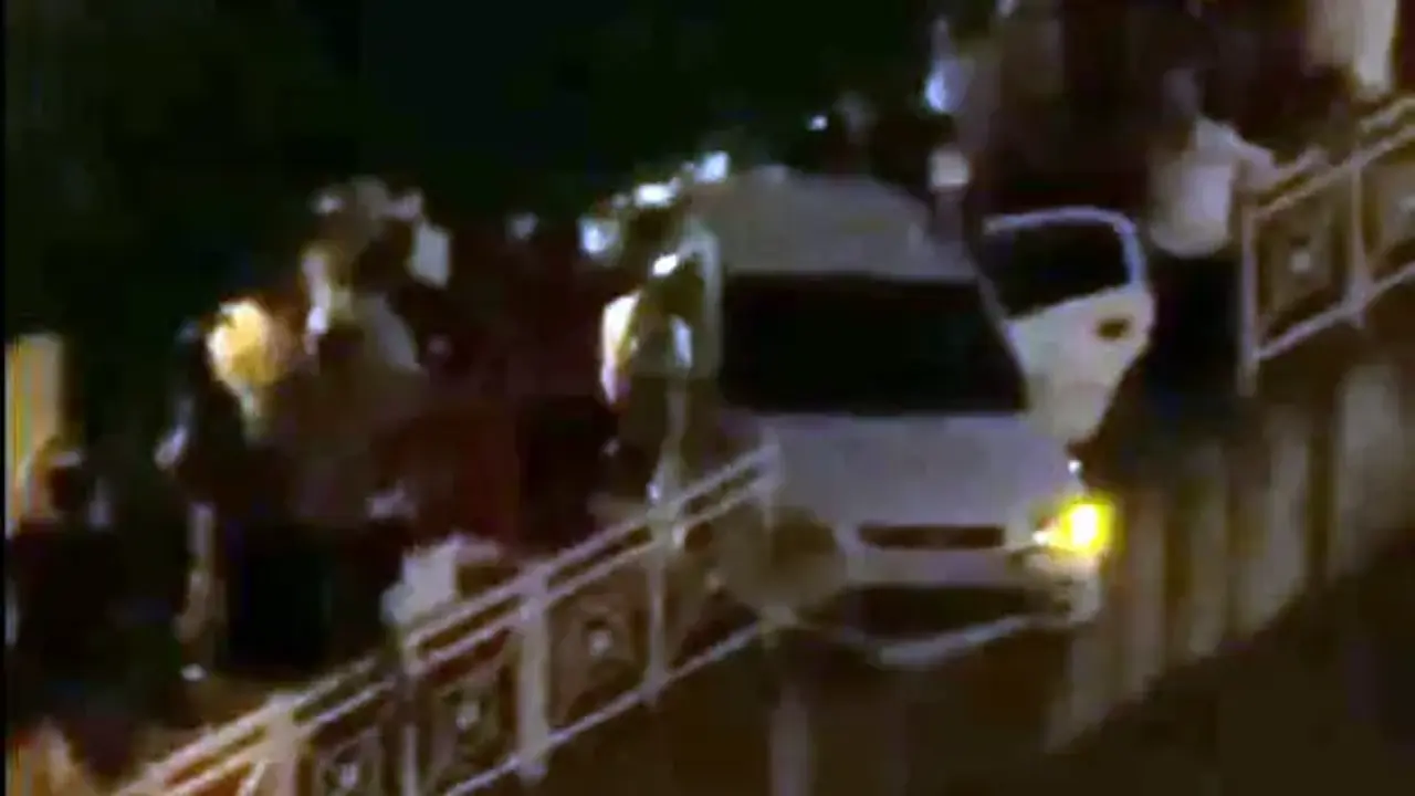 Faciadan dönüldü! Otomobil, sulama kanalının korkuluklarında asılı kaldı