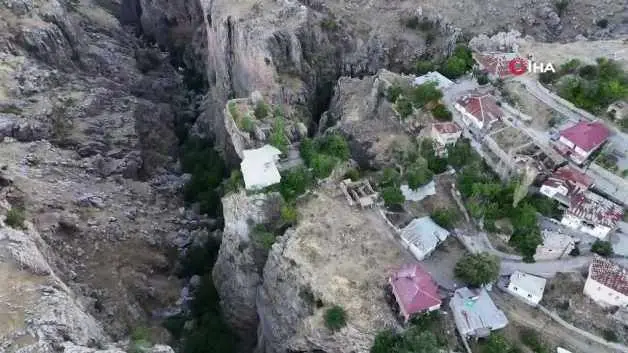 Farklı kayalar üzerindeki evi görenler bir daha bakıyor!