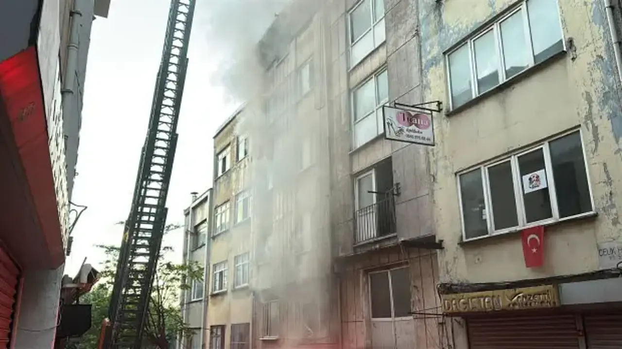 Fatih’te 5 katlı iş hanında yangın: 1 yaralı