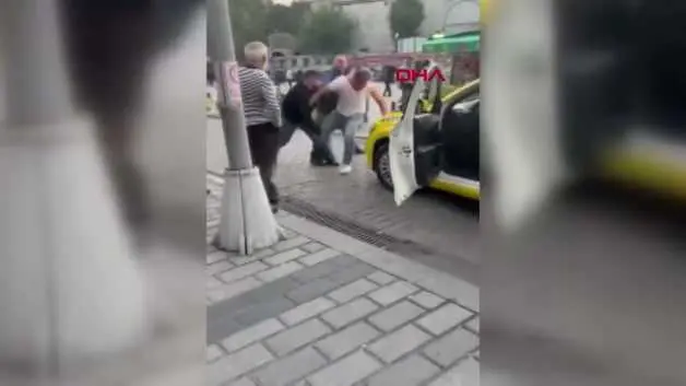 Fatih'te taksicilerin yolcu kavgasında yumruklar konuştu