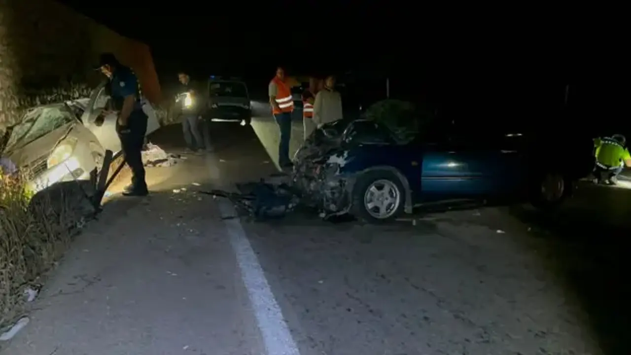 Feci kaza: iki otomobil kafa kafaya çarpıştı: Anne ve kızı öldü, 2'si jandarma 5 yaralı