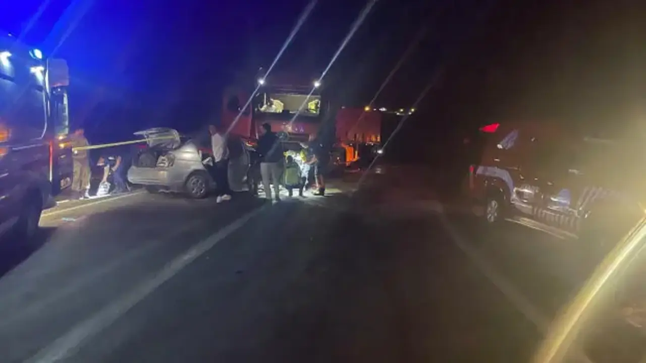 Feci kaza! Tır ile otomobil çarpıştı! 3 kişi hayatını kaybetti