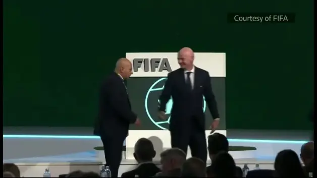 FIFA kongresine damga vuran an! Elini sıkmadı, sahneyi terk etti! Alkış alan hareket