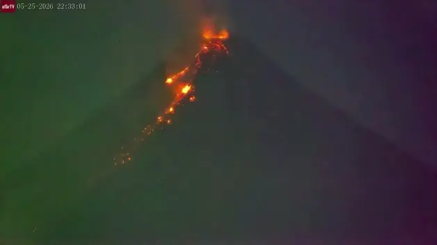 Filipinler'de yanardağın faaliyeti sırasında meteor görüntülendi