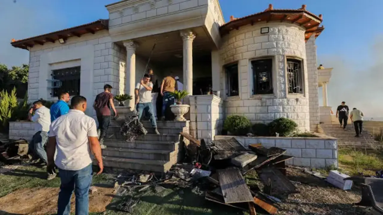 Filistin topraklarını gasbeden İsrailliler Nablus'ta bir evi ateşe verdi