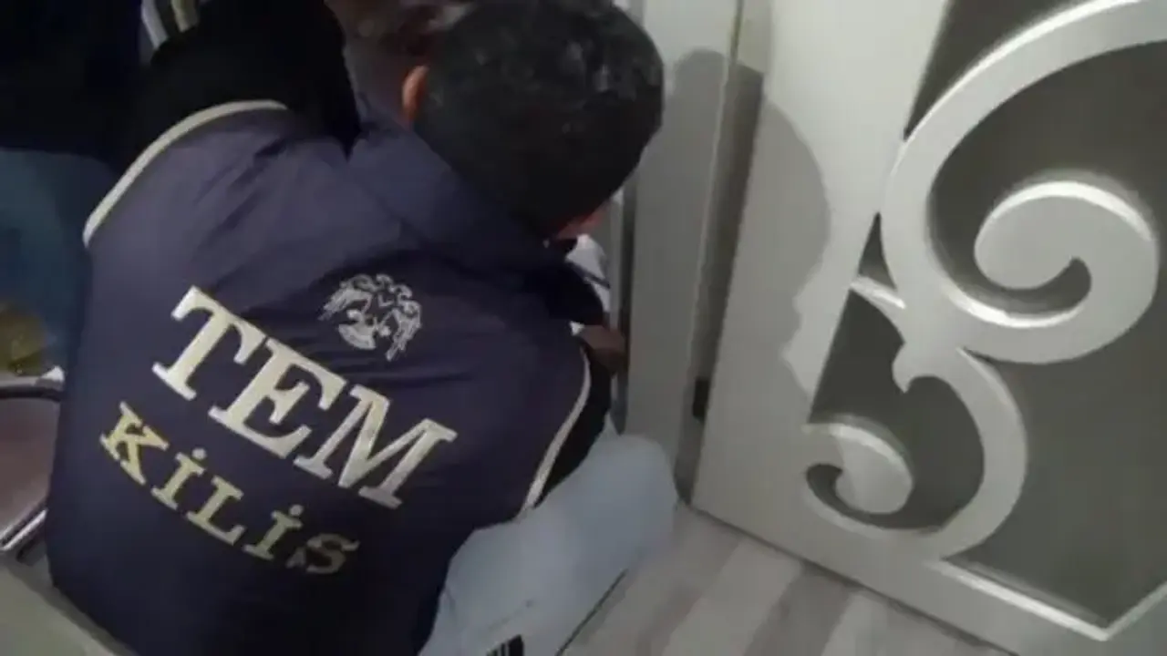 Firari FETÖ hükümlüsü banyodaki gizli bölmede yakalandı