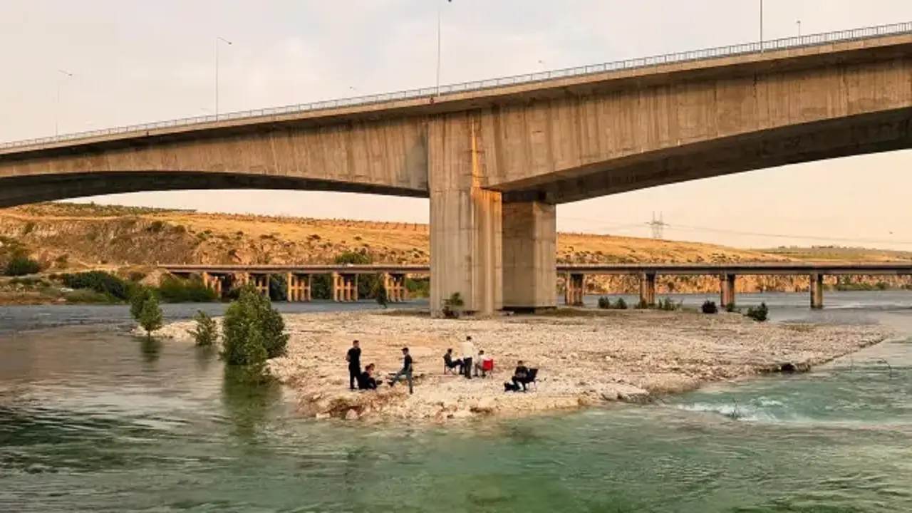 Fırat Nehri’nde panik! Su bir anda yükseldi, piknikçiler mahsur kaldı