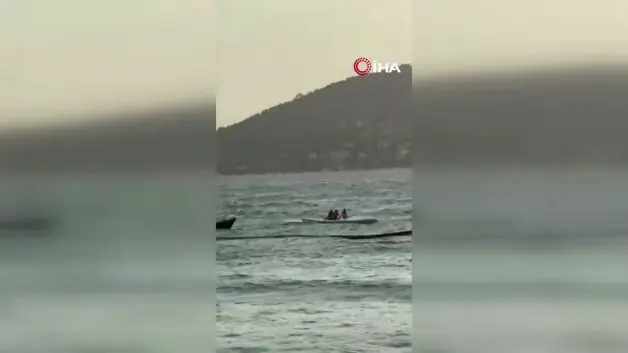 Fırtına dubayı kopardı üzerindekiler açık denize sürüklendi: Dehşet anları!