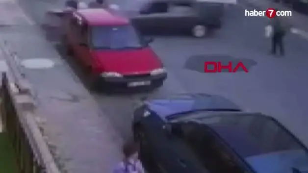 Fren yerine gaza basan sürücü bebek arabasına ve vatandaşa çarptı