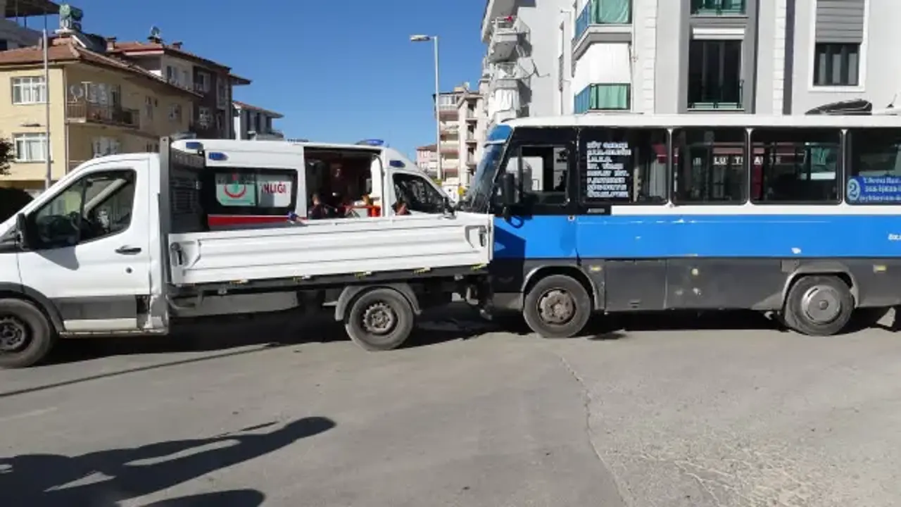 Freni boşalan yolcu minibüsü dehşet saçtı! Önüne gelene çarptı: 7 yaralı var