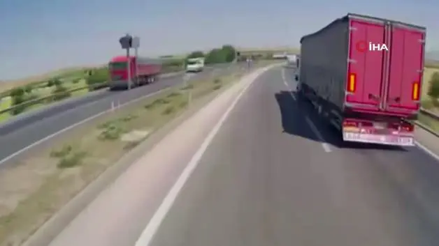 Freni patlayan tır karşı şeride geçip dehşet saçtı: Feci kaza saniye saniye kamerada