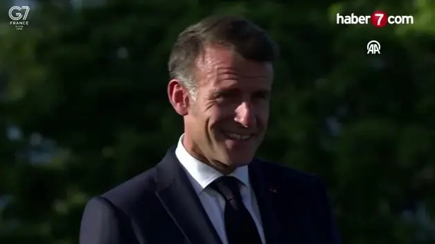 G7 Zirvesi'nde tokalaşma krizi: Trump Brigitte Macron'un elini bırakmadı