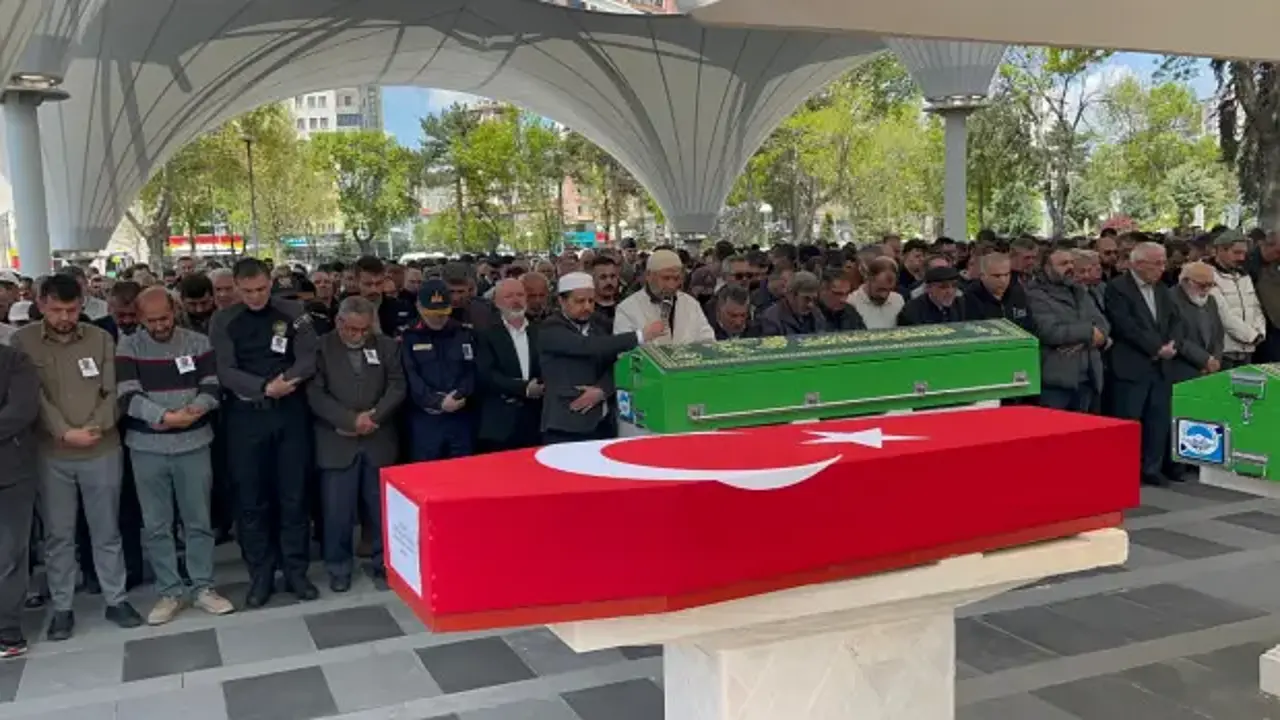 Gazi polis memuru Mehmet Emrullah Kaya Kayseri'de son yolculuğuna uğurlandı