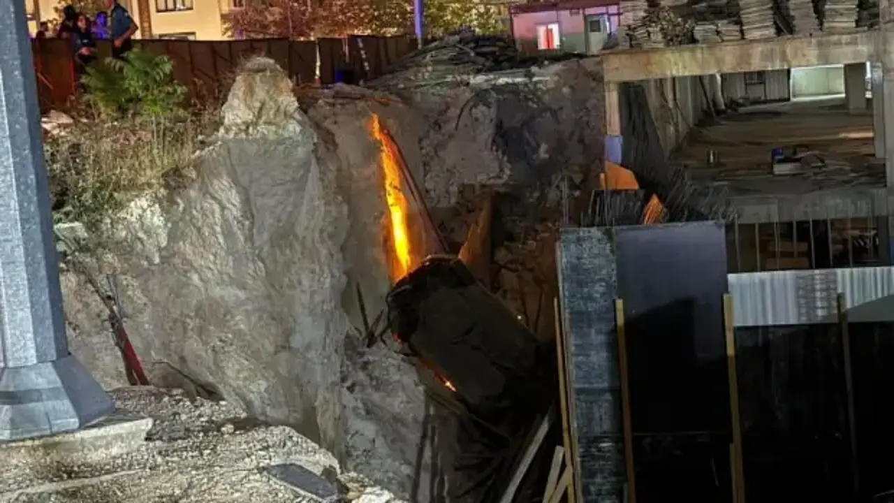 Gaziantep’te kaza sonrası savrulan araç inşaat çukuruna uçtu: 2’si ağır 3 yaralı
