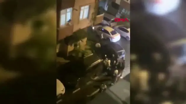 Gaziosmanpaşa'da araç parkı yüzünden kavga çıktı, mahalleli ile sürücüler birbirine girdi