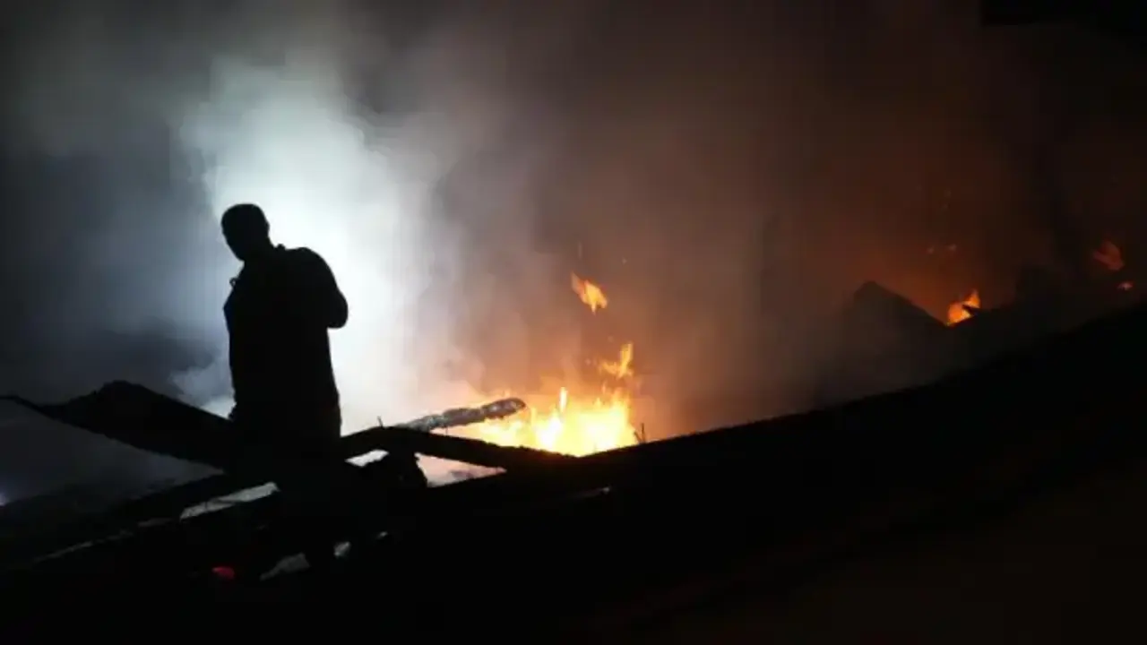 Gece çıkan yangında 3 ev hasar gördü