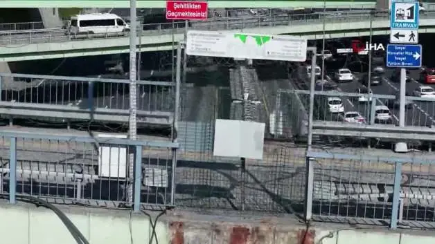 ‘Geçici’ denilerek kapatılan metrobüs üst geçidi aylardır atıl durumda