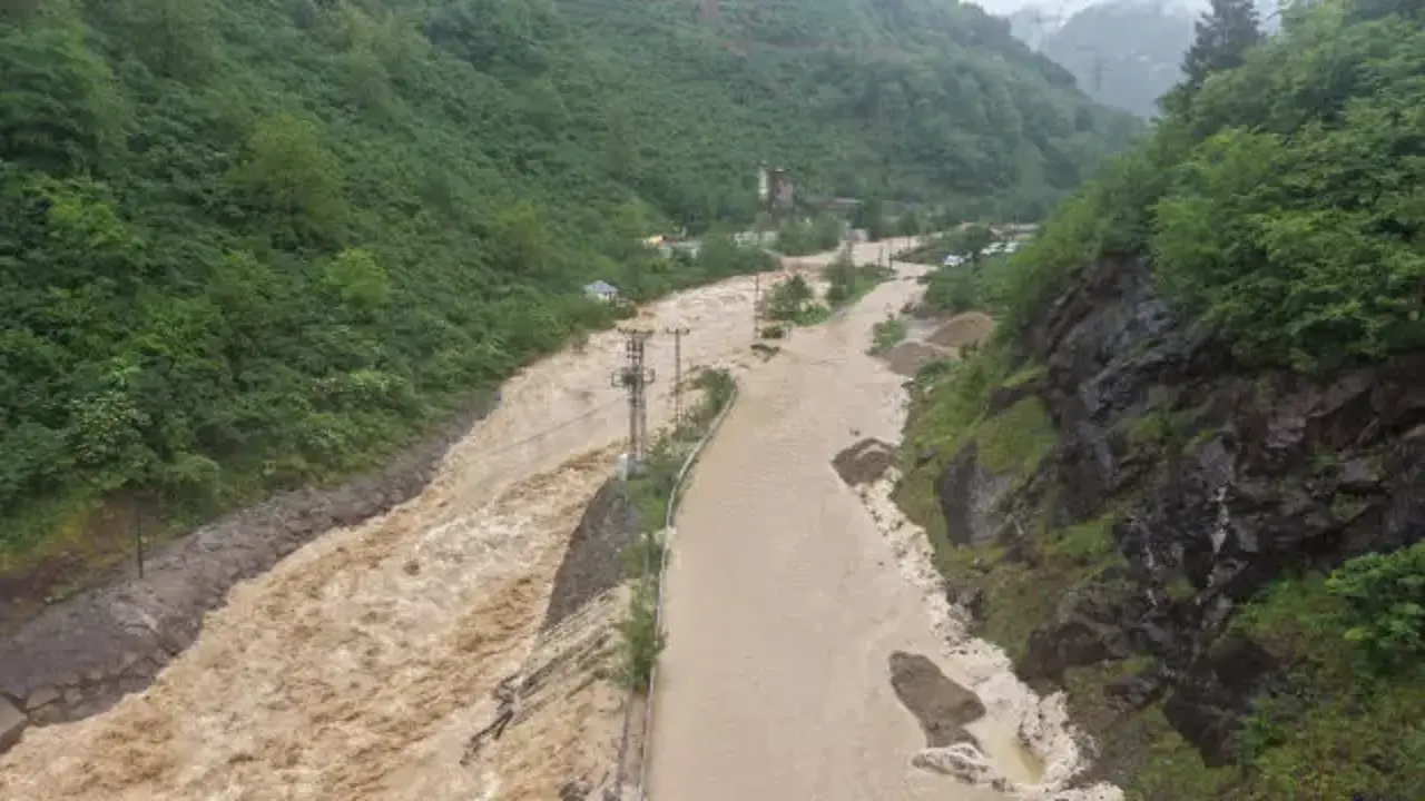 Giresun'da dere taştı, yol ulaşıma kapatıldı