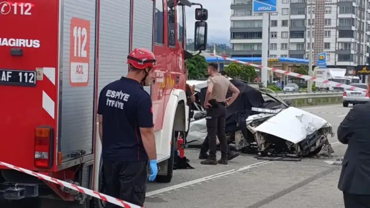 Giresun'da feci kaza: Park halindeki çekiciye çarpan otomobildeki yolcu can verdi