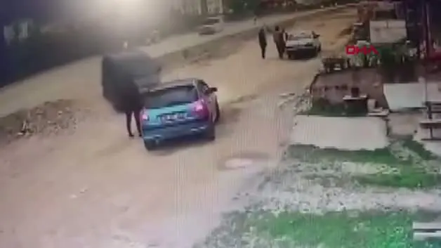Giresun'da hafif ticari aracıyla husumetlisine çarpıp kaçtı: O anlar kamerada