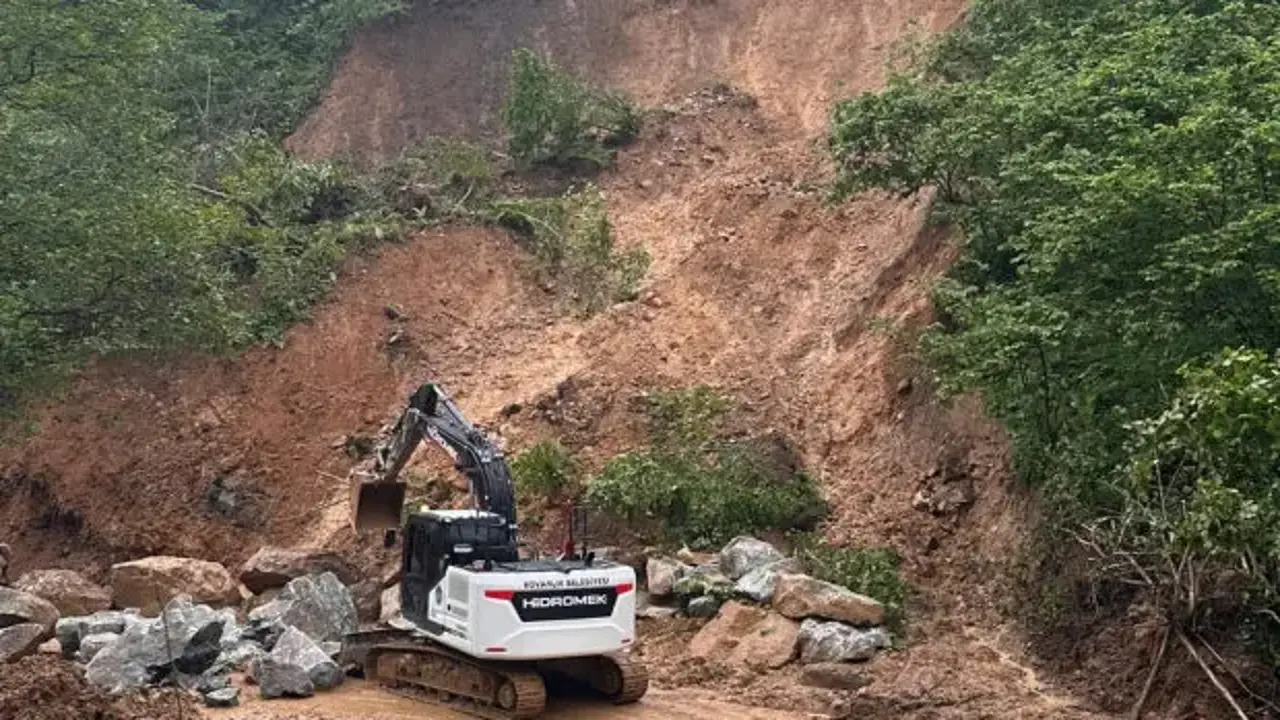 Giresun'da heyelan alarmı: 11 ev tahliye edildi, bakanlık devrede...