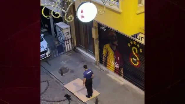 Görevli polis memuru namaz hassasiyeti duygulandırdı!