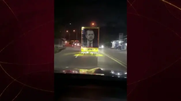 Görüntüler Endonezya’dan! Kamyonun arkasında Cumhurbaşkanı Erdoğan portresi!