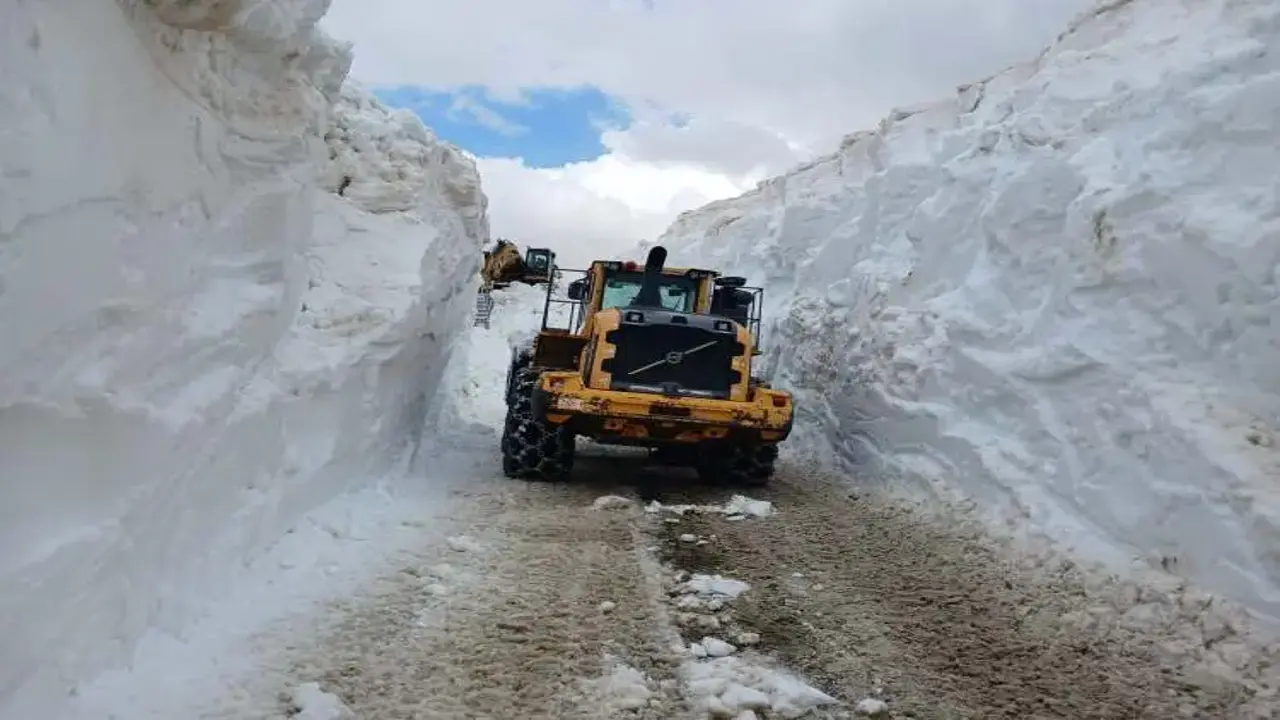 Görüntüler Türkiye'den! Mayıs ayında kar kalınlığı 6 metre