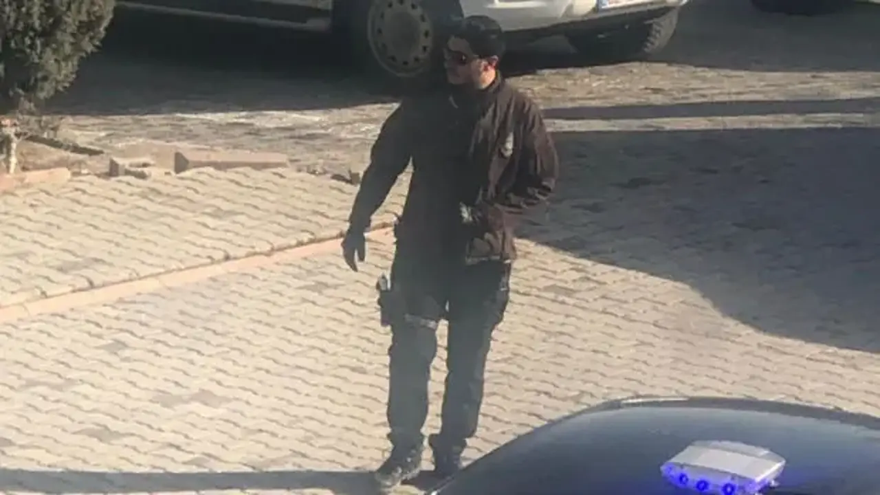Gülistan Doku dosyasında şok detay! Eski valinin oğlundan kamuflajlı silahlı fotoğraf