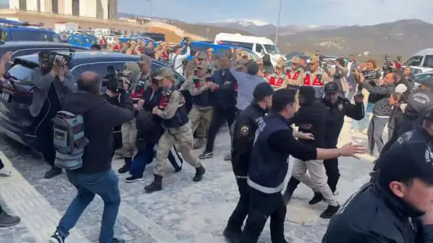 Gülistan Doku soruşturmasında 7 şüpheli adliyeye sevk edildi! Cinayet şüphelisine yumruk