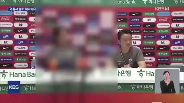Güneykore'de bir televizyon kanalı milli takımın hocasının yüzünü görülmemiş şekilde sansürledi