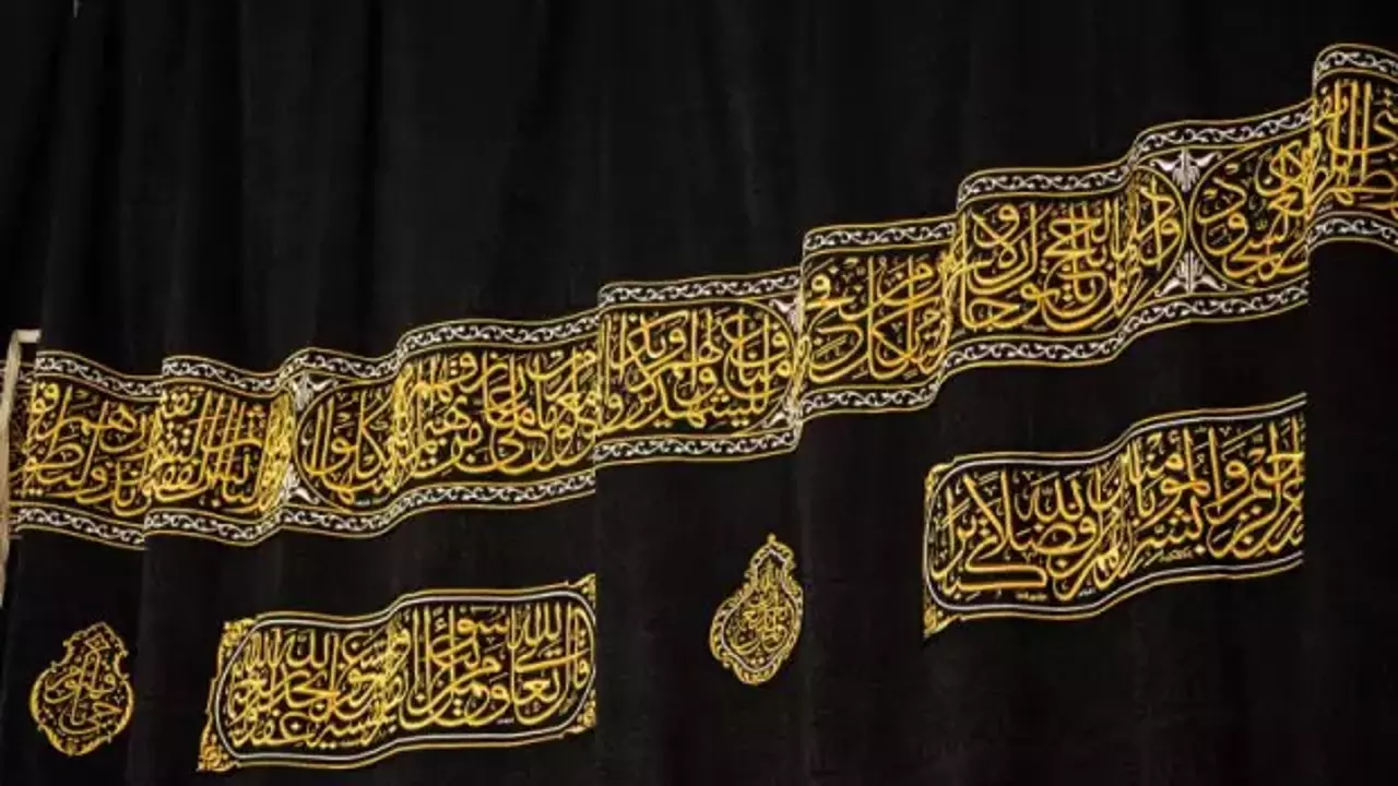 Hac hazırlıkları başladı: Kâbe örtüsü 3 metre yükseltildi