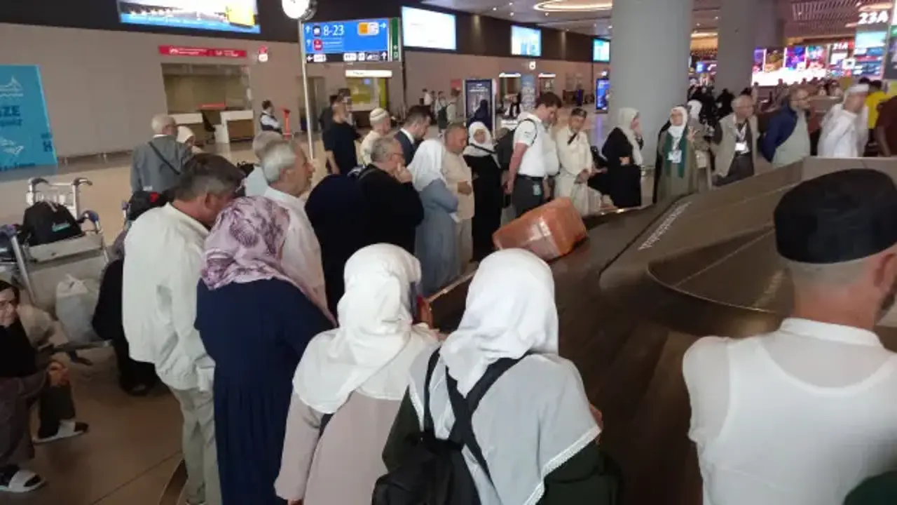 Hacılar yurda dönüyor: Havalimanında duygusal anlar