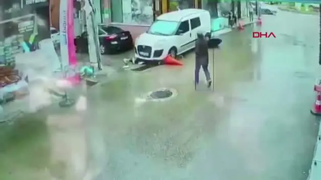 Hafif ticari aracın anne ve çocuğunu altına alıp, sürüklediği kaza kamerada