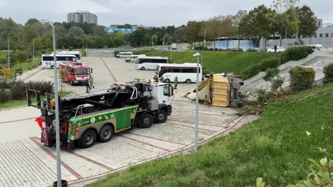 Hafriyat kamyonu İSKİ’nin bahçesine yuvarlandı: 2 yaralı