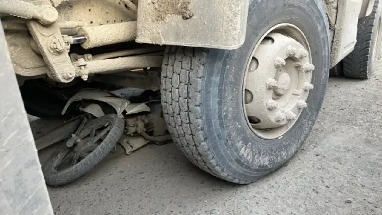 Hafriyat kamyonu motosikletliyi ezdi!