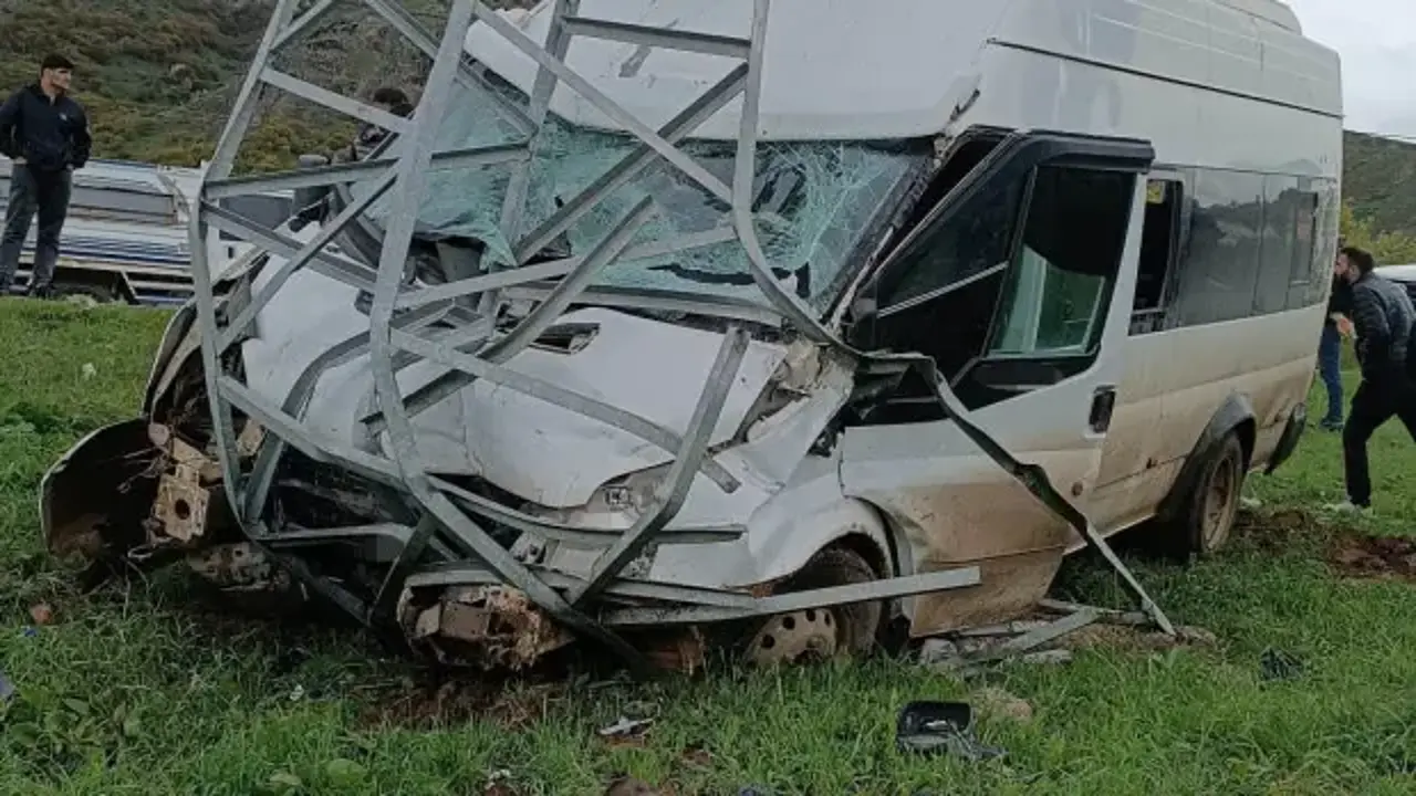 Hakkari'de elektrik direğine çarpan minibüsteki 11 kişi yaralandı