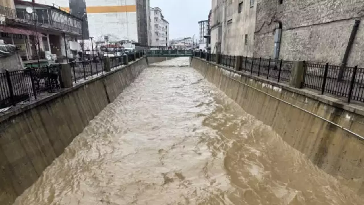 Hakkari'yi sağanak ve heyelan vurdu