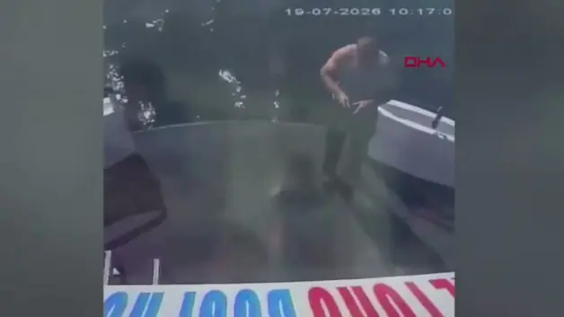 Haliç'te tur teknesinden düşen personelin ölüme gittiği anlar