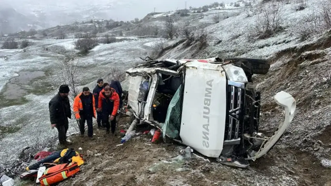 Hasta taşıyan ambulans, uçuruma yuvarlandı: 1 ölü, 4 yaralı