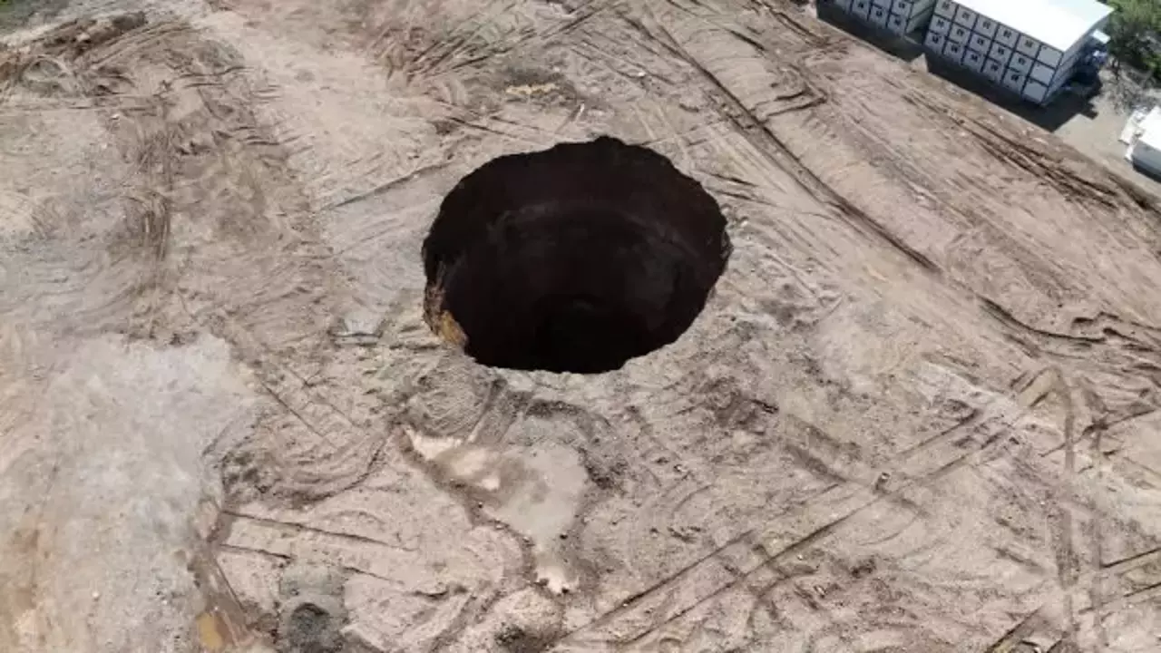 Hatay'da 35 metre çapında obruk oluştu