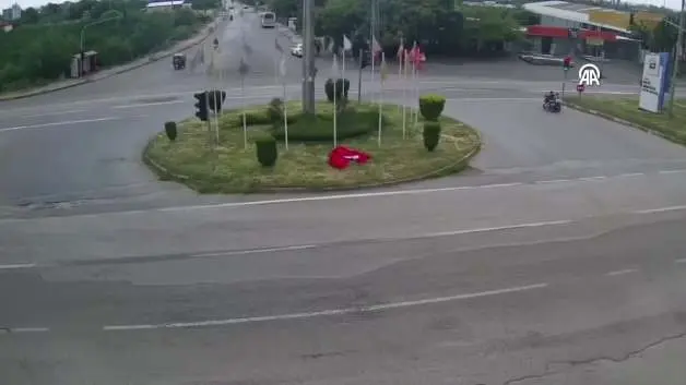 Hatay'da kavşağa düşen Türk bayrağını yoldan geçen sürücüler kaldırdı