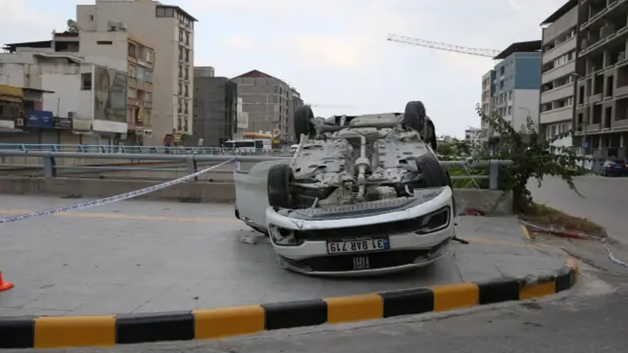 Hatay'da otomobil devrildi: 2 ölü