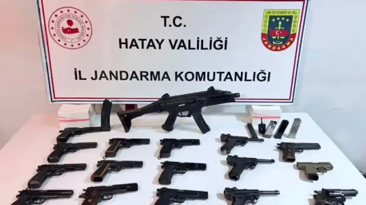 Hatay'da TIR ve dorsesinde 1'i makineli 17 tabanca ele geçirildi