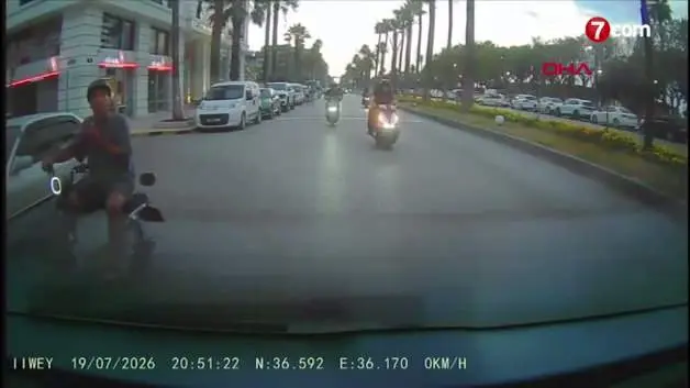 Hatay'da yaya geçidinde skuterli çocuğa motosiklet çarptı