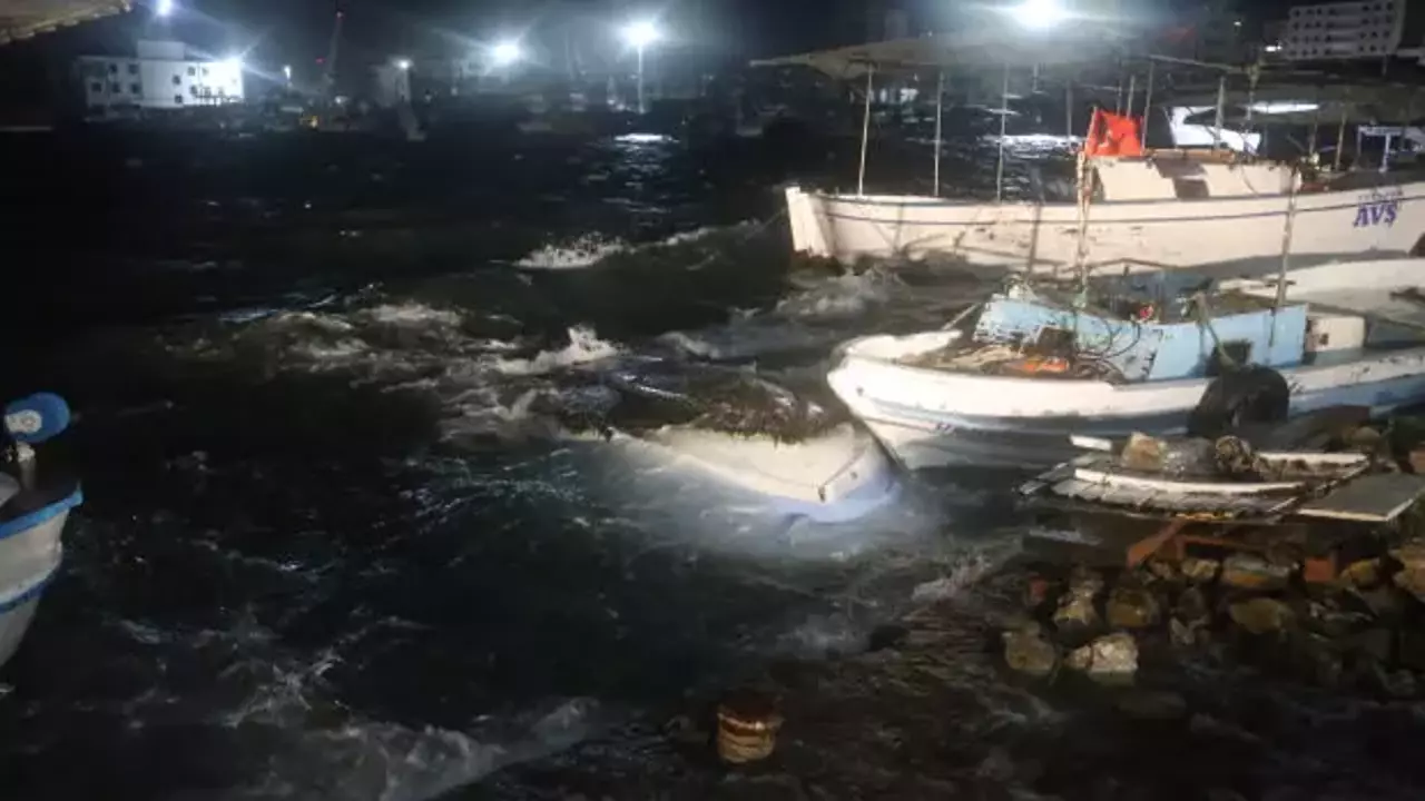 Hatay'ı fırtına vurdu! Tekneler battı, ağaçlar devrildi