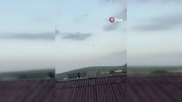 Hava aniden değişti paraşütçüler zeytinliğe acil iniş yaptı: O anlar kamerada!