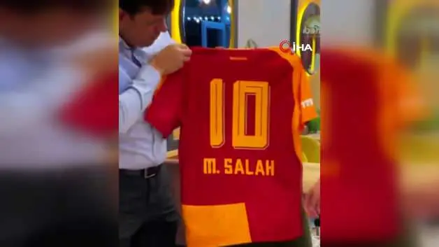 Havalimanında forması çıkarılan taraftara Trabzon cephesinden özel Salah forması jesti