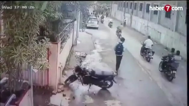 Hindistan'da dehşet anları: Kontrolden çıkan boğa motosikletli kadını biçti